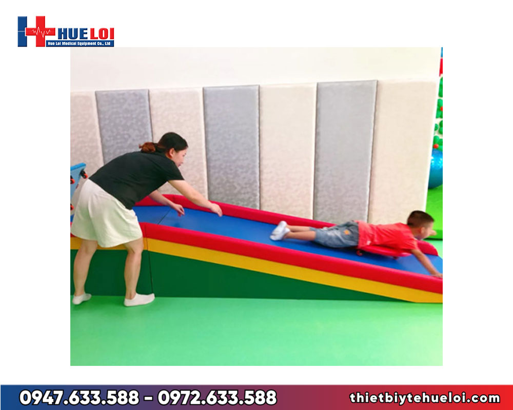 Tập thăng bằng và khả năng quan sát của trẻ với cầu trượt